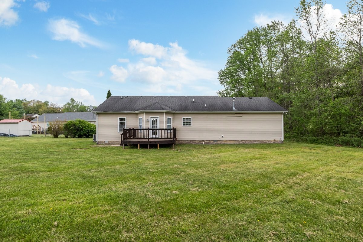 202 Parkside Ln, Burns, TN 37029