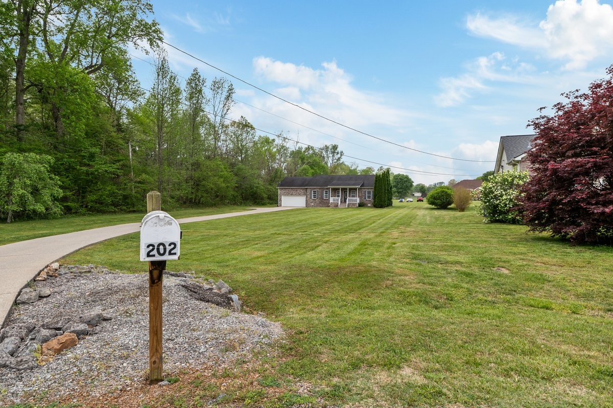 202 Parkside Ln, Burns, TN 37029