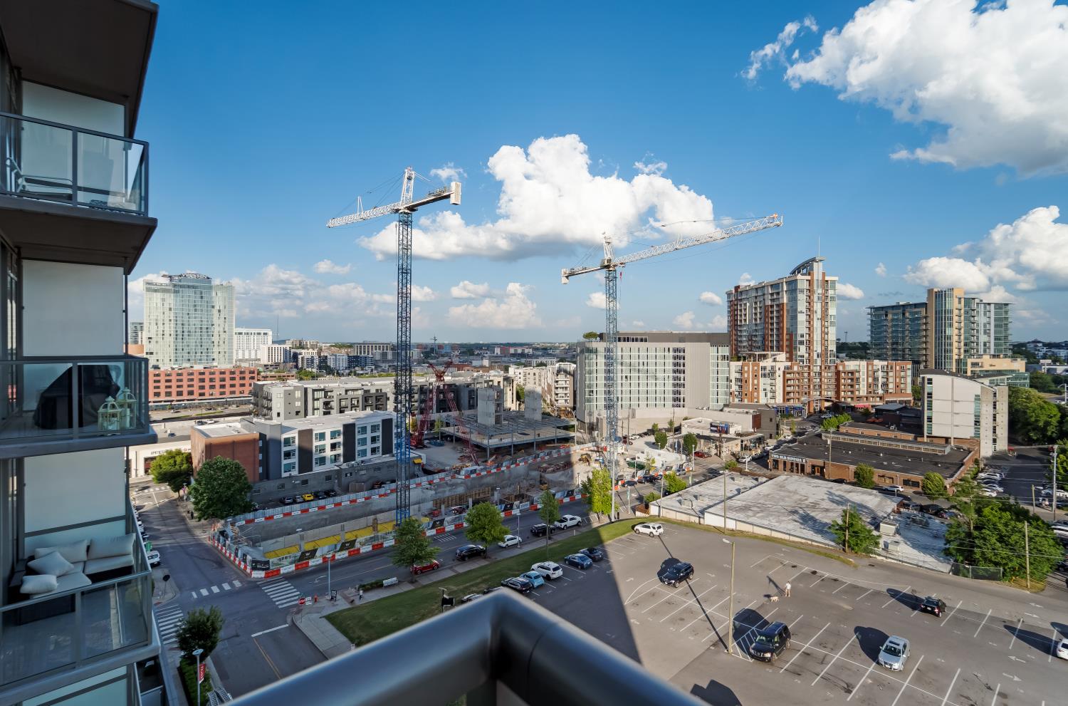 1212 Laurel St. #911 911 Nashville, Tennessee Luxurious high-rise living. 1BD|1BA. Panoramic GULCH views. Floor to ceiling glass.12|12 features 2 guest suites, salt-water pool, hot tub, green roof, trainer driven fitness center, dog park, & 2 owner lounges.