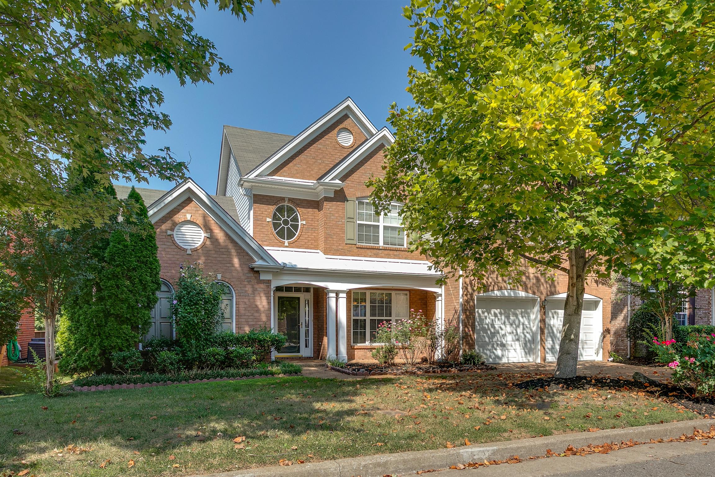 5545 Nevil Pt Brentwood, Tennessee Fabulous open floorplan in great Brownstone location! Large 2-story great room adjoins kitchen and opens to deck. Main level master suite. Lovely backyard. Minutes from interstate and Brentwood shopping and restaurants. First offering of this lovely one owner home.