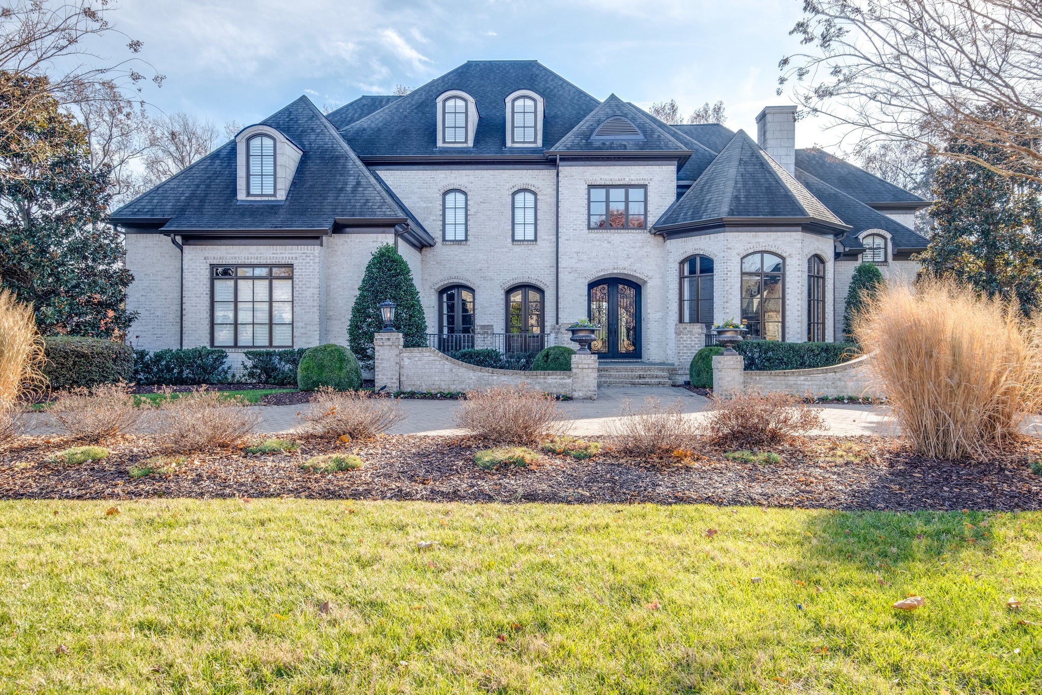 7 Spyglass Hl Brentwood, Tennessee This pristine condition executive estate is nothing short of amazing with absolutely no details spared! With a long list of recently renovated features, and an amazing floor plan this is sure to fit all of your needs! Recent renovations include : Entire home repainted to include all walls, ceilings, doors, and trim, all light fixtures replaced except 1, extensive bathroom renovations, New Sony 4K projector, Control 4 Automation system for the home, and a whole home Sonos audio system.