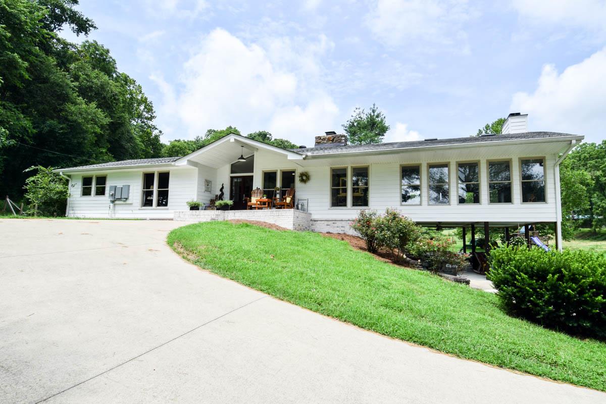 1175 Mud Hollow Rd Hendersonville, Tennessee INVESTORS, DEVELOPERS, SEEKERS OF PRIVACY! Magnificent TOTALLY RENOVATED HOME nestled on 210 prime acres, city water nearby. Detached garage/workshop, 3 open bays. State-of-art decorating. SHOOTING RANGE 400 yrds., 3 Fire pits. Sumptuous amenities. Granite.