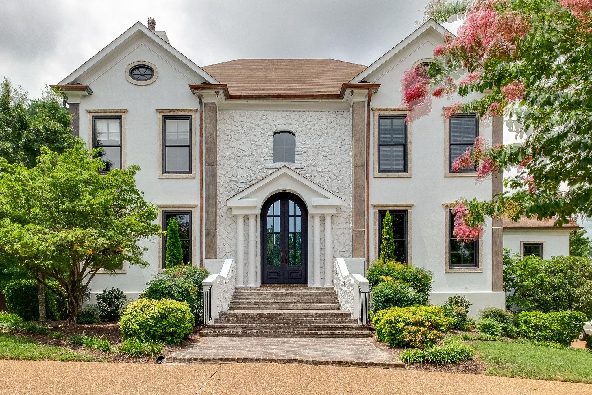 505 Turtle Creek Dr Brentwood, Tennessee Attention to detail abounds in this grand home at a modest price.Fresh interior paint brightens the space and shows off the extensive woodwork.Finished basement with so many custom features and endless possibilities for use of the space. Don't miss this one! Hard to find a home so well built and appointed with this much finished square footage in this school zone. Central location in Brentwood with easy access to Green hills and cool springs