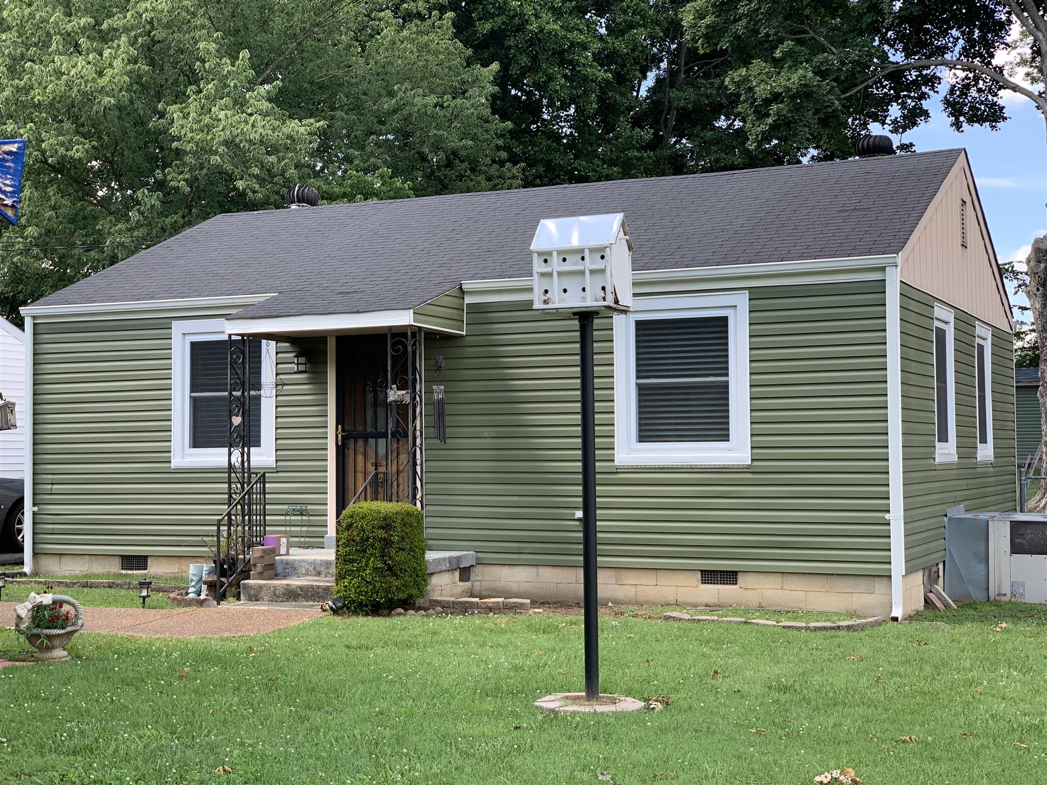 520 Eastview Cir Franklin, Tennessee Home less than a mile from DT Franklin in a quiet neighborhood. Main house is 805 SF with 2 BRs, 1 bath, LR, and Kitchen. The accessory building 524 SF, live-in ready w/ a full bath, kitchen, and wiring for a range. GREAT INCOME PROPERTY!