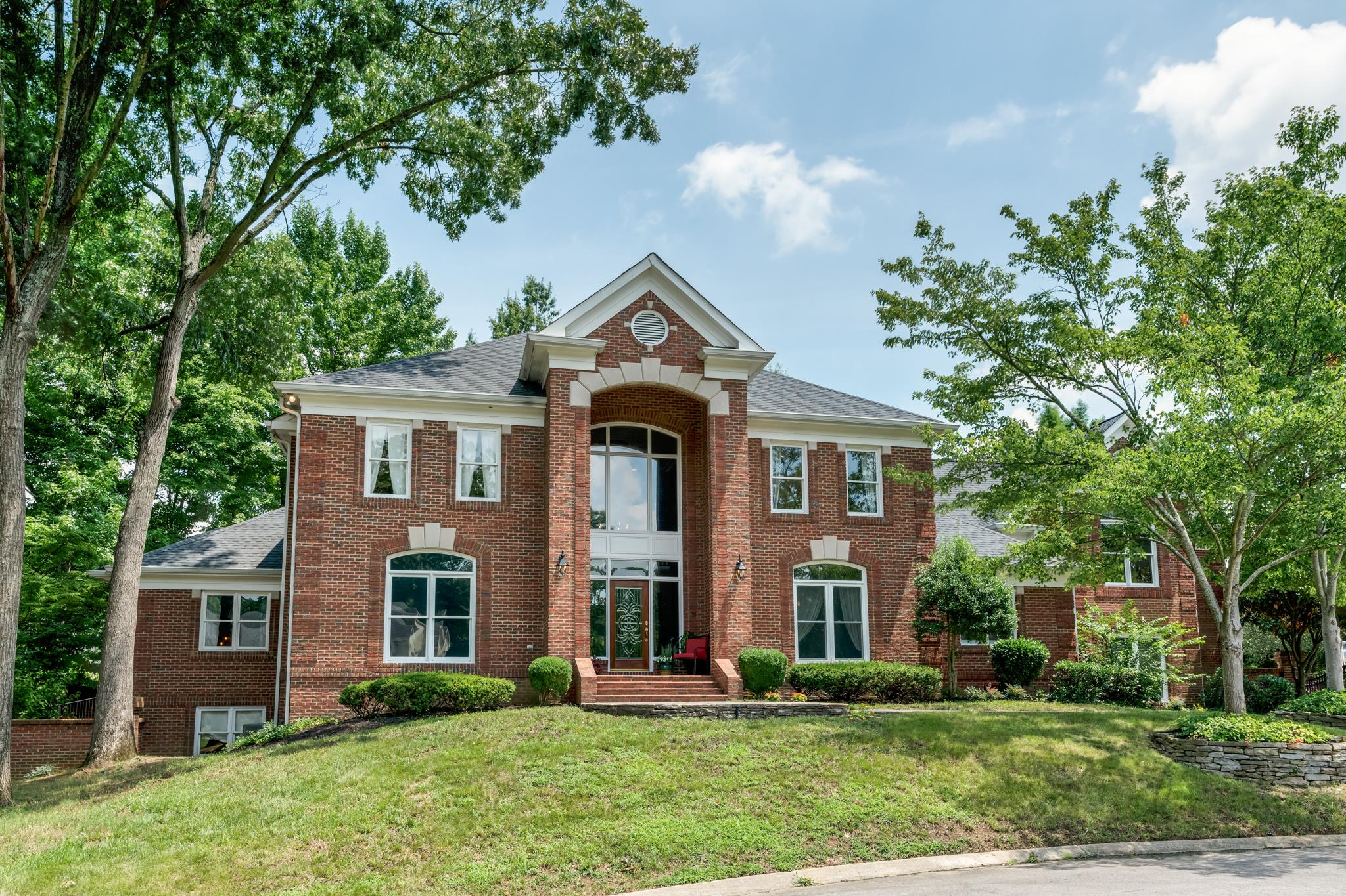 103 Hidden Way Ct Hendersonville, Tennessee BEST DEAL near LAKE! 30 mins to Nashville! Move-in ready custom home in popular neighborhood. HUGE Master on main floor w/separate door to private patio, EVERY bedroom has own full baths. 2 large laundry rooms (both levels). Chef's dream Kitchen, Open floor plan, natural light, Entertainer's Delight! Stunning craftsmanship, new hardwoods, NEW ROOF, fresh paint and MORE make this home better than new. PLUS:1,872 sf finished basement-separate entrance: INCOME OPPORTUNITY or in-law/teen apt.