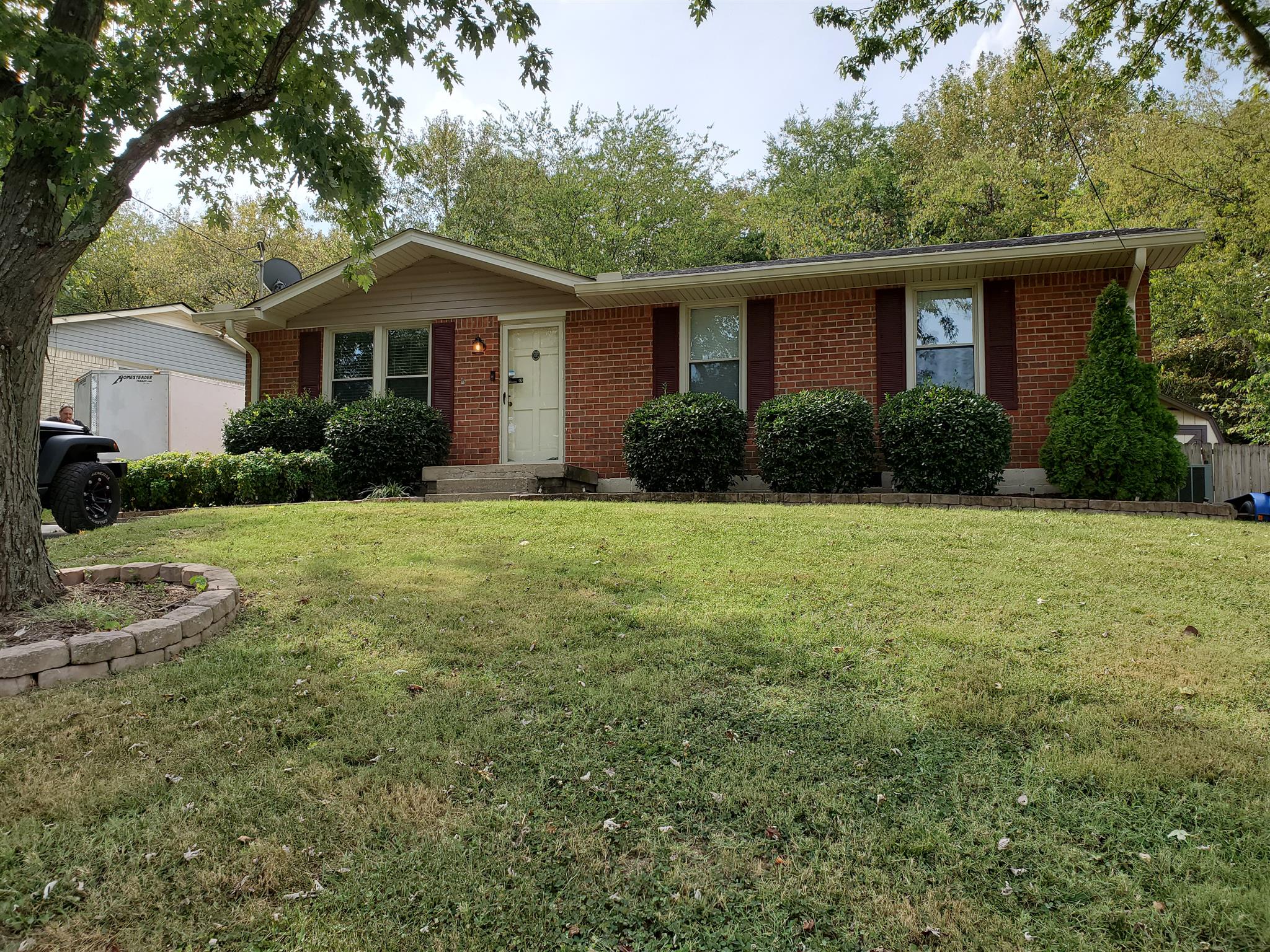 116 Mountainwood Dr Hendersonville, Tennessee Nice 3 bedroom 2 bath home in Beech School zone! Fenced yard 2 large storage buildings
