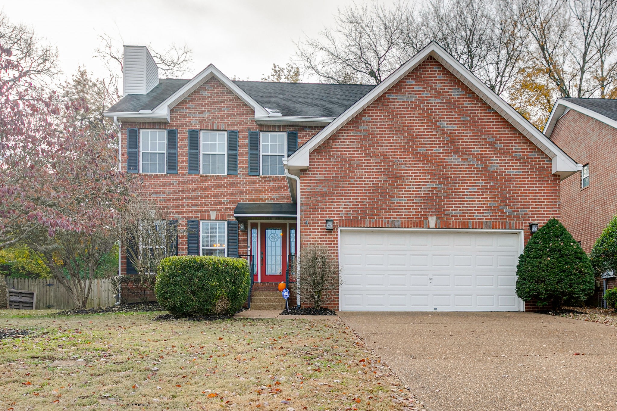 920 Brenton Park Ct Brentwood, Tennessee Updated home located in highly desired Brentwood area, quiet cul-de-sac. Walking distance to coffee shop & restaurants. 1 mile from I-65, 10 miles to DT Nashville & 10 miles to DT Franklin! Home features hardwood flooring & crown molding throughout. Updated kitchen includes granite countertops & ss appliances w/gas cooking stove. Master bath boasts jetted tub and tiled walk-in shower w/glass shower door. Lrg walk in closet in master bdrm. Fully fenced back yd with festive outdoor lighting.