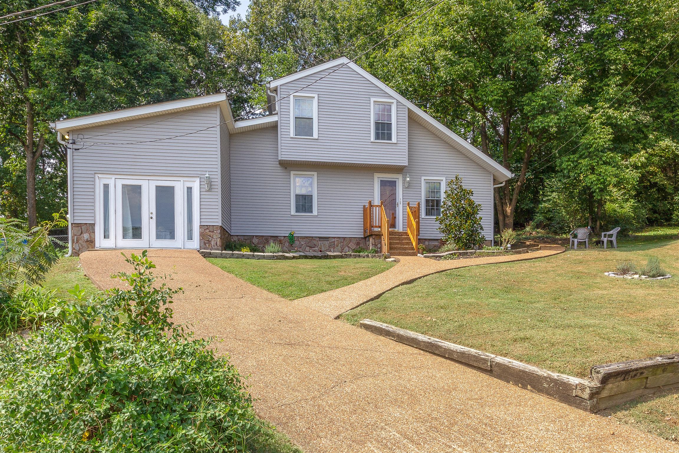 208 Cedarcreek Pl Nashville, Tennessee Spacious 3 bed 2 bath home with garage converted to a den. Ideal for at home office, entertaining space or extra bedroom. Kitchen appliances only a year old and willing to leave washer/dryer. Extra cooling/heating storage space behind the home perfect for workshop. Backyard has three fenced dog run areas and shed/storage space.