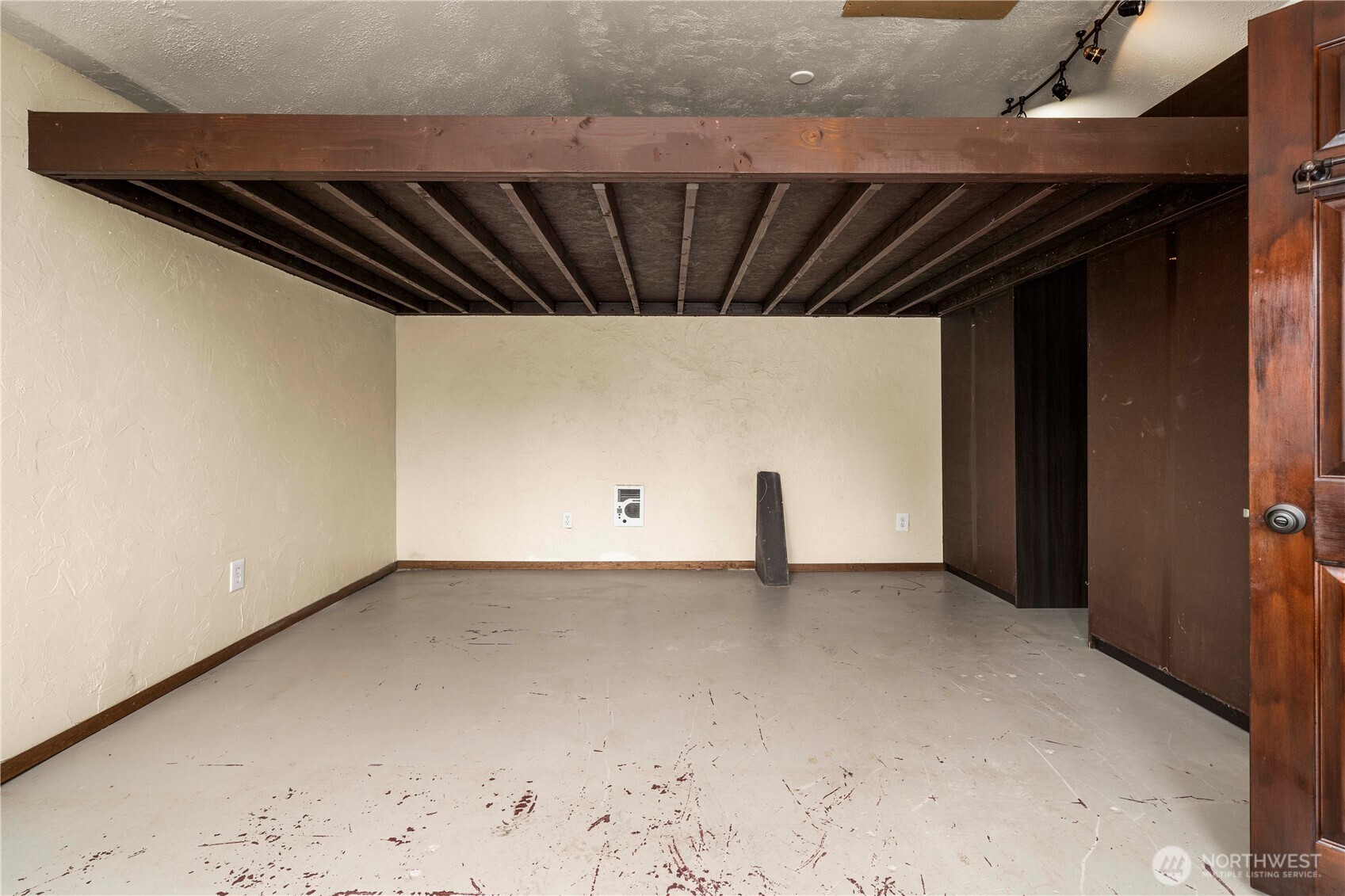 320 W Valley Highway E