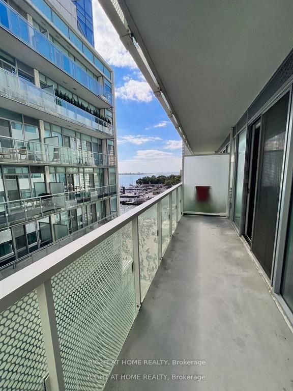 15 E Queens Quay St 708