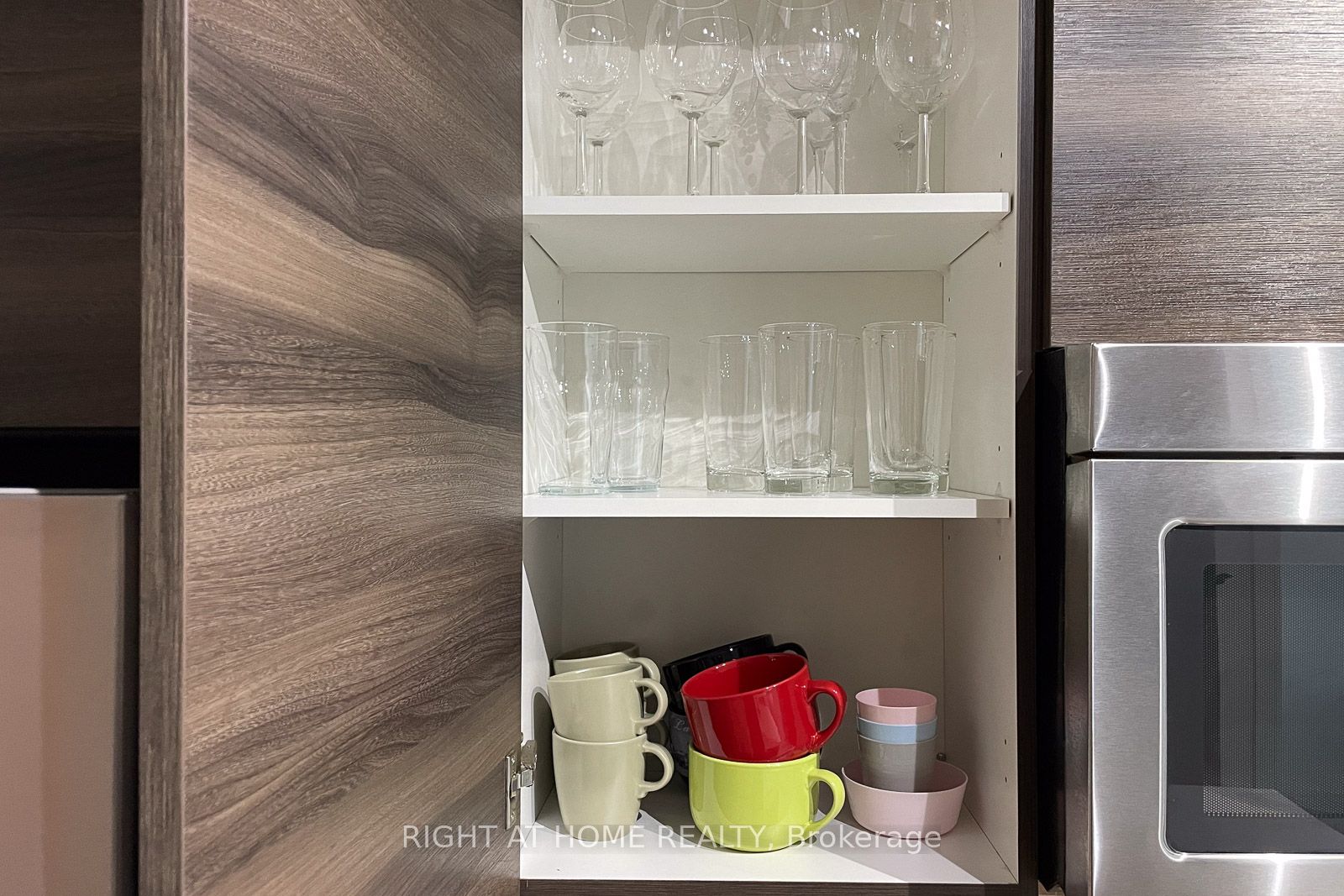 525 W Adelaide St 932