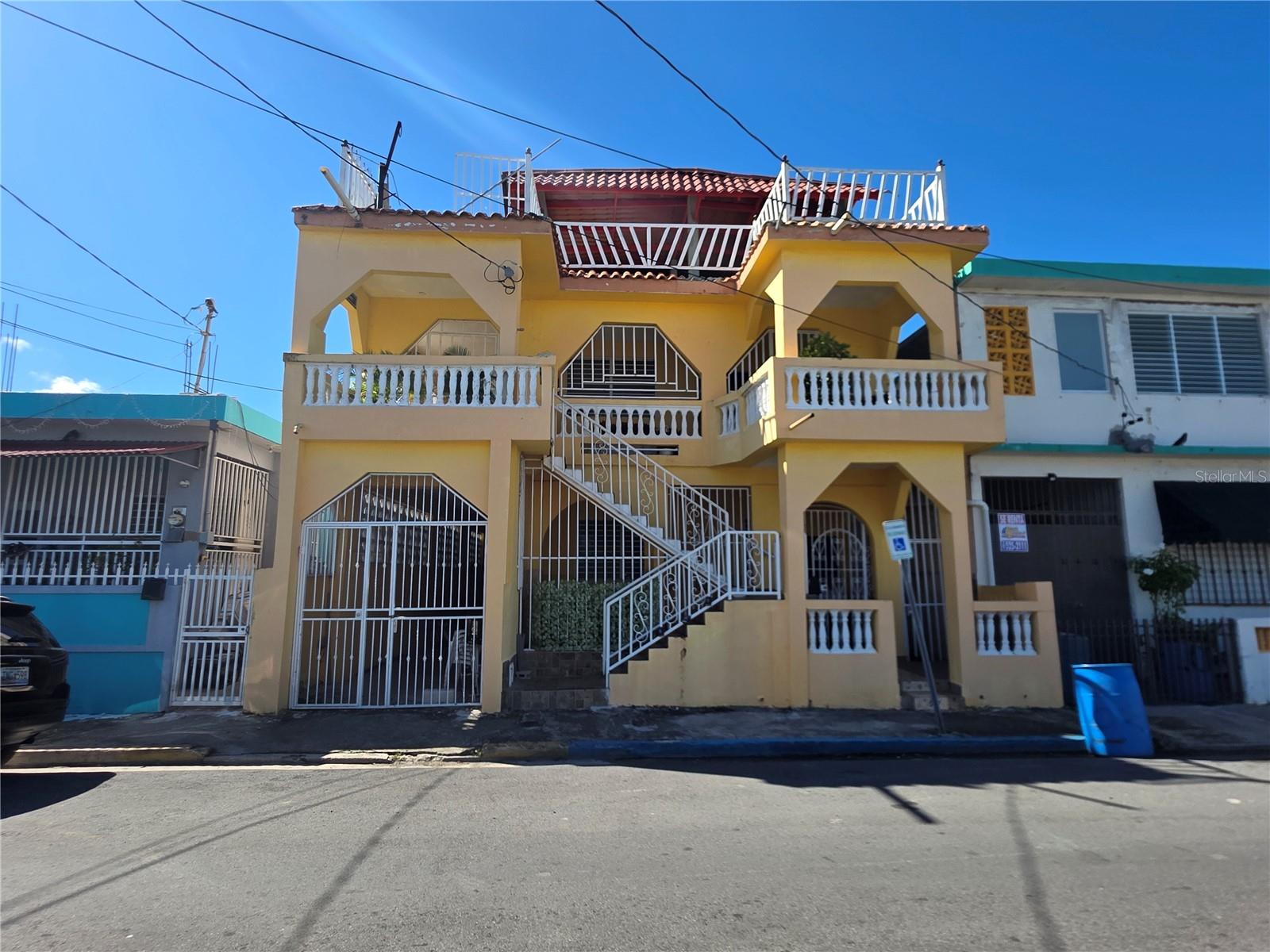 An excellent investment opportunity awaits with this seven-unit property spread across three levels—ideal for generating immediate income. First level: one 3-bedroom/1-bathroom unit and one 1-bedroom/1-bathroom unit; second level: two 1-bedroom/1-bathroom apartments and a studio with a backyard; third level: two studios. Located just steps from the bustling and highly sought-after Calle Loíza area, three of the units have previously been rented via short-term rental platforms, making this an attractive option for investors looking to maximize returns. The property is being sold in "As Is" condition. Please contact us to schedule a viewing or request further information; bank pre-qualification or proof of funds is required to arrange a visit. The owner is highly motivated to sell. Seize this opportunity—come see the property and submit your proposal!