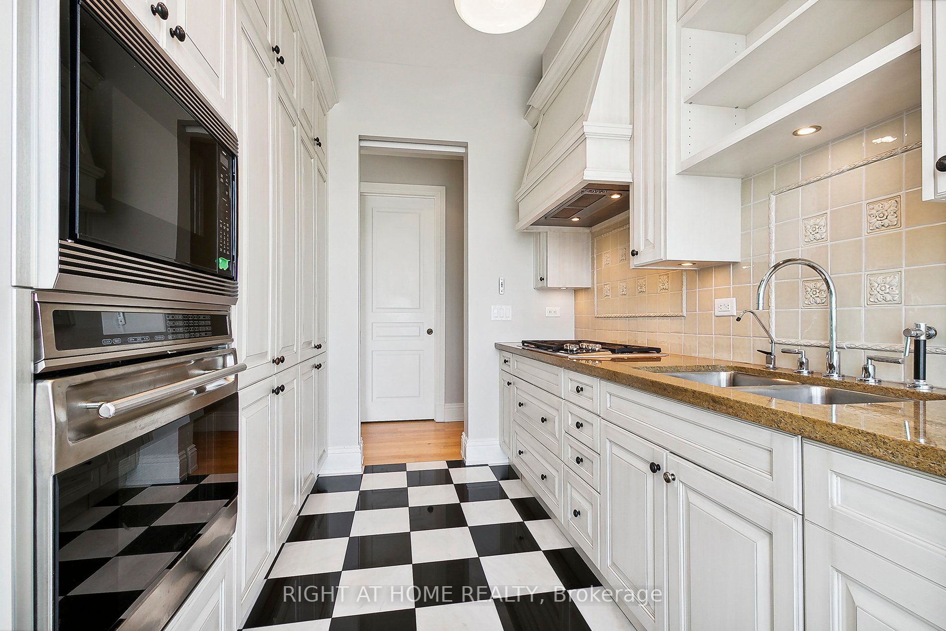 183 W Wellington St 3902