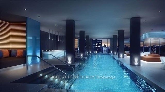 8 E Eglinton Ave 2806