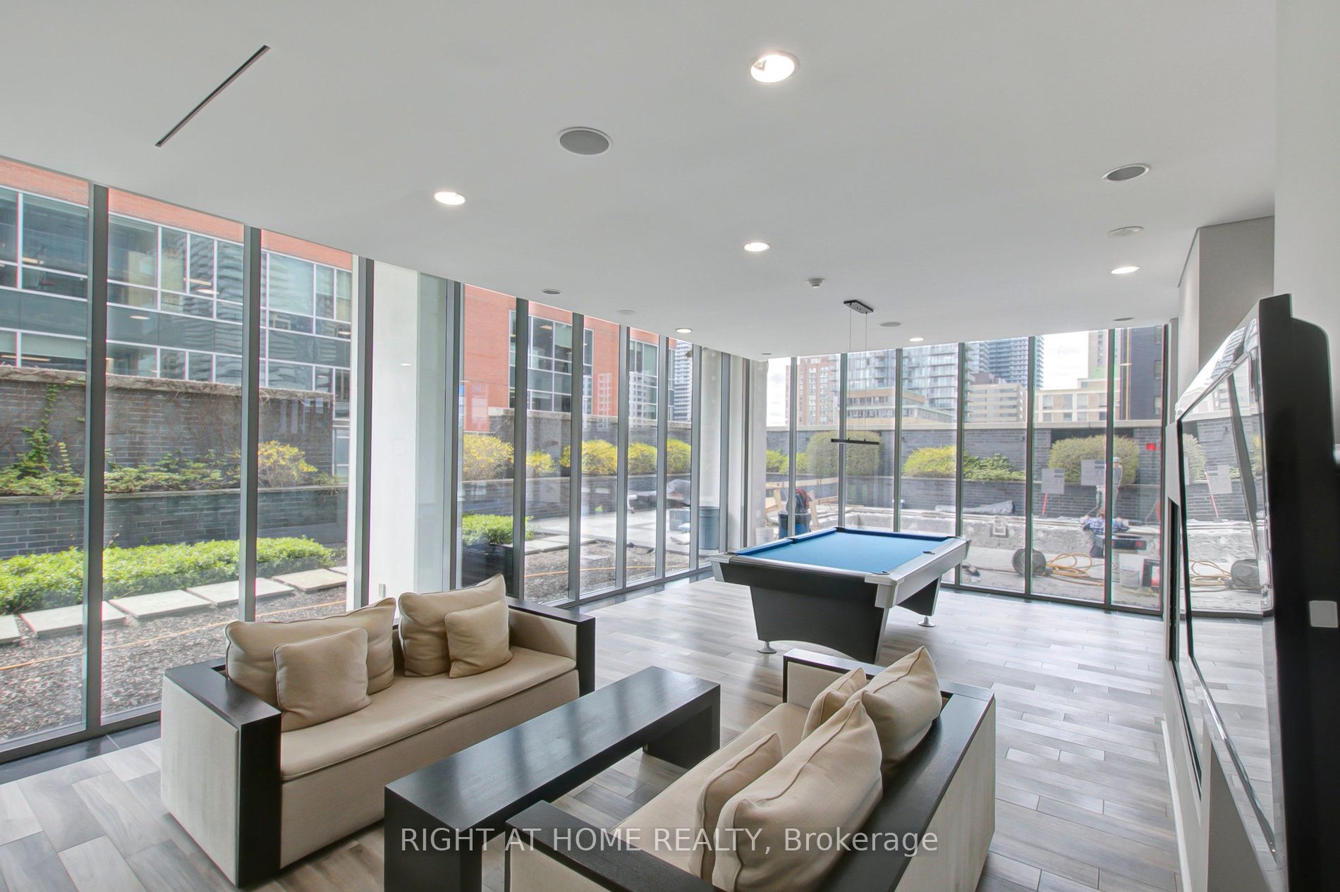 33 E Charles St 4009