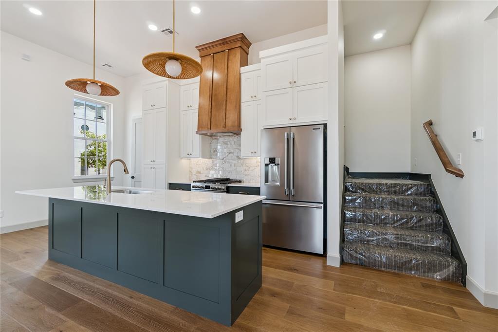 Step into the Boho Bungalow, a beautifully curated residence designed for the sophisticated free spirit. A 3 bedroom, 2.5 bath townhome, located in the heart of Selah’s Entry District. As you enter, you're greeted by a bright, sun-washed living room and kitchen area, complete with large windows that complement the soring 12’ ceilings. This residence offers a unique opportunity to embrace a lifestyle of comfort and creativity in Selah's premier New Urbanism community.