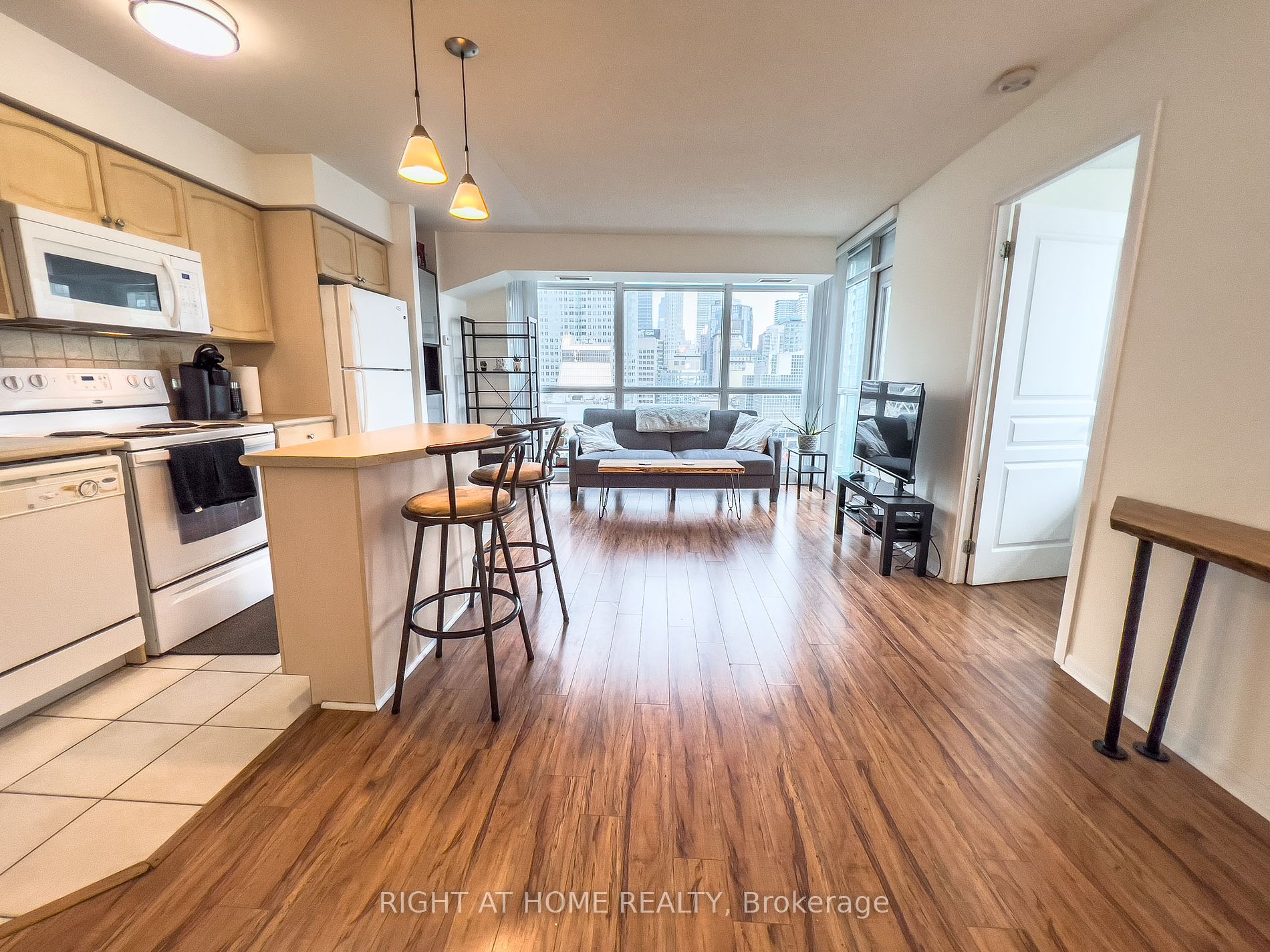 18 Yonge St 1405