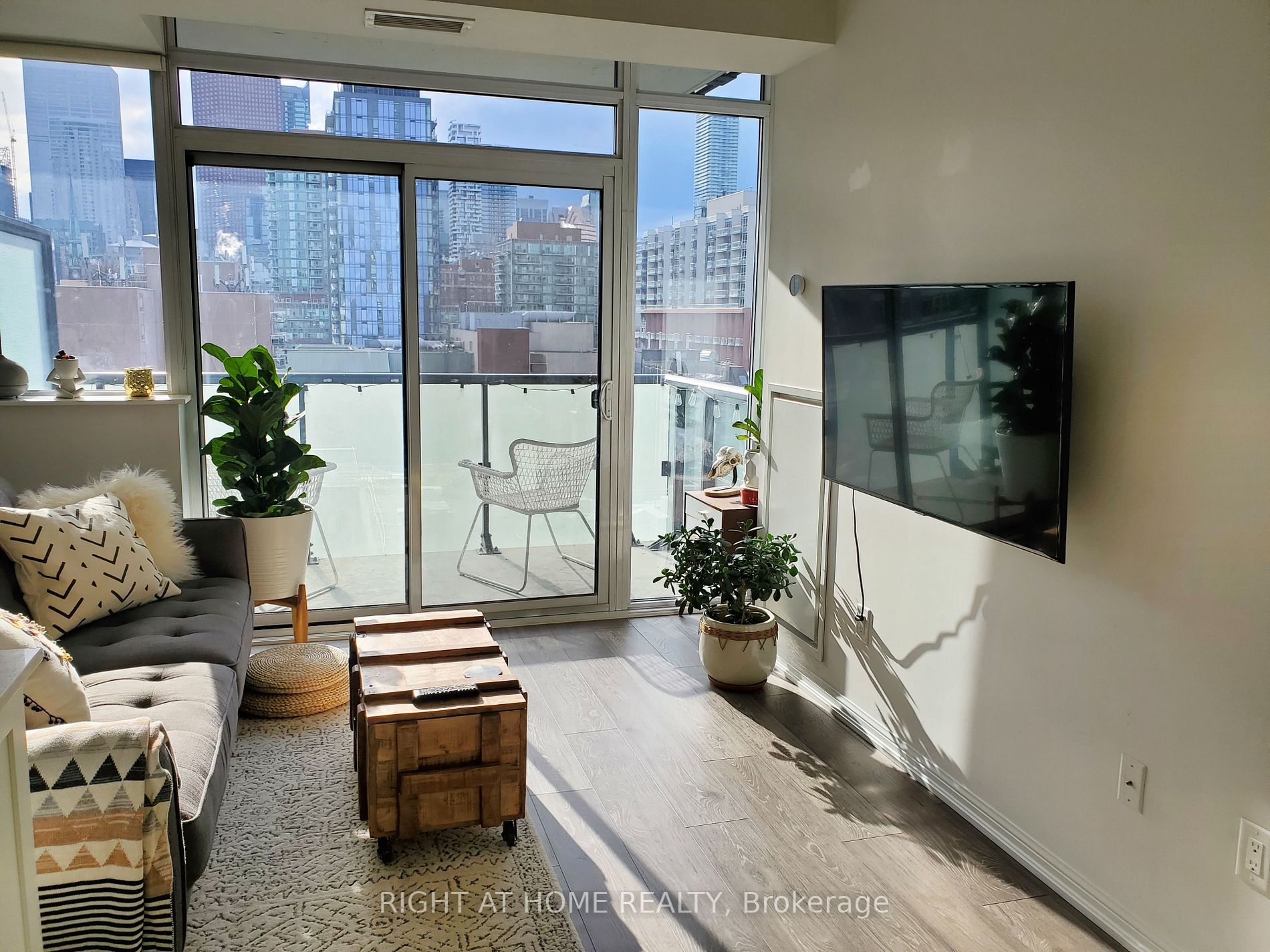 400 E Adelaide St 1210