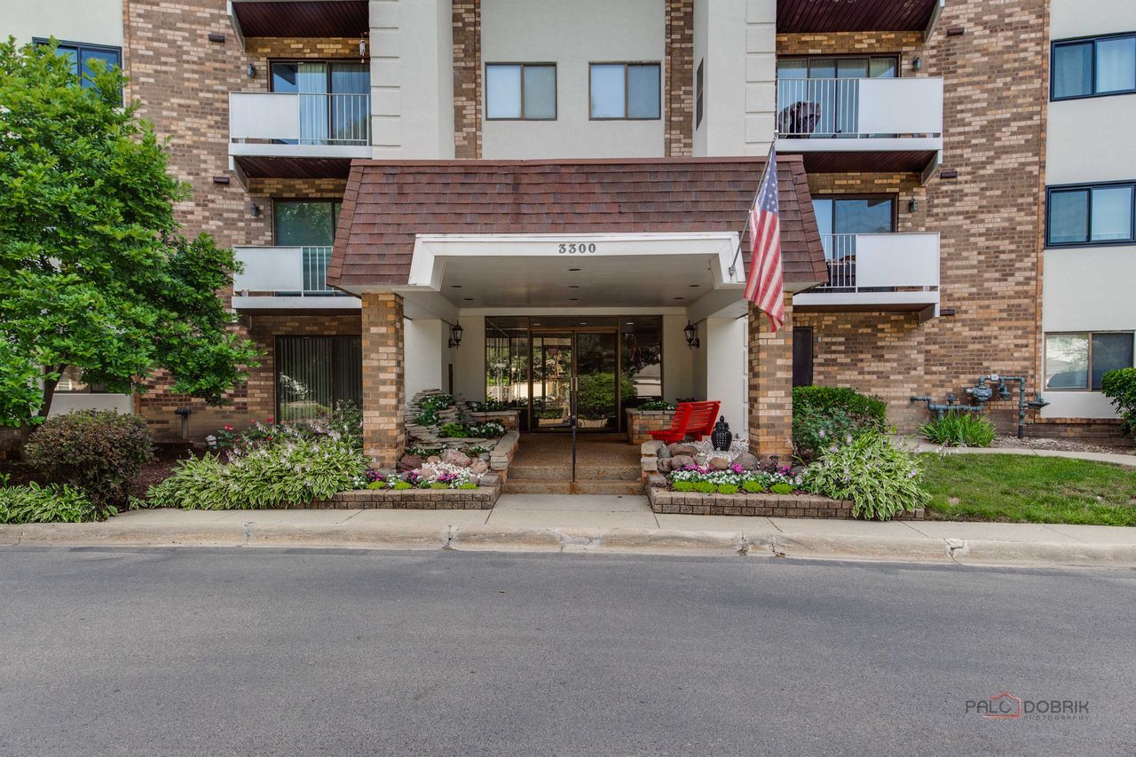 Ready to move in this amazing 2bdrm + 2 bath 3rd floor unit in desirable "Frenchmans Cove". Oak cabinets, SS appliances, ceramic floor. Master bedroom with big walking  closet. Pergo floors. Large balcony. Same floor laundry and storage, elevator, Buffalo Grove schools.