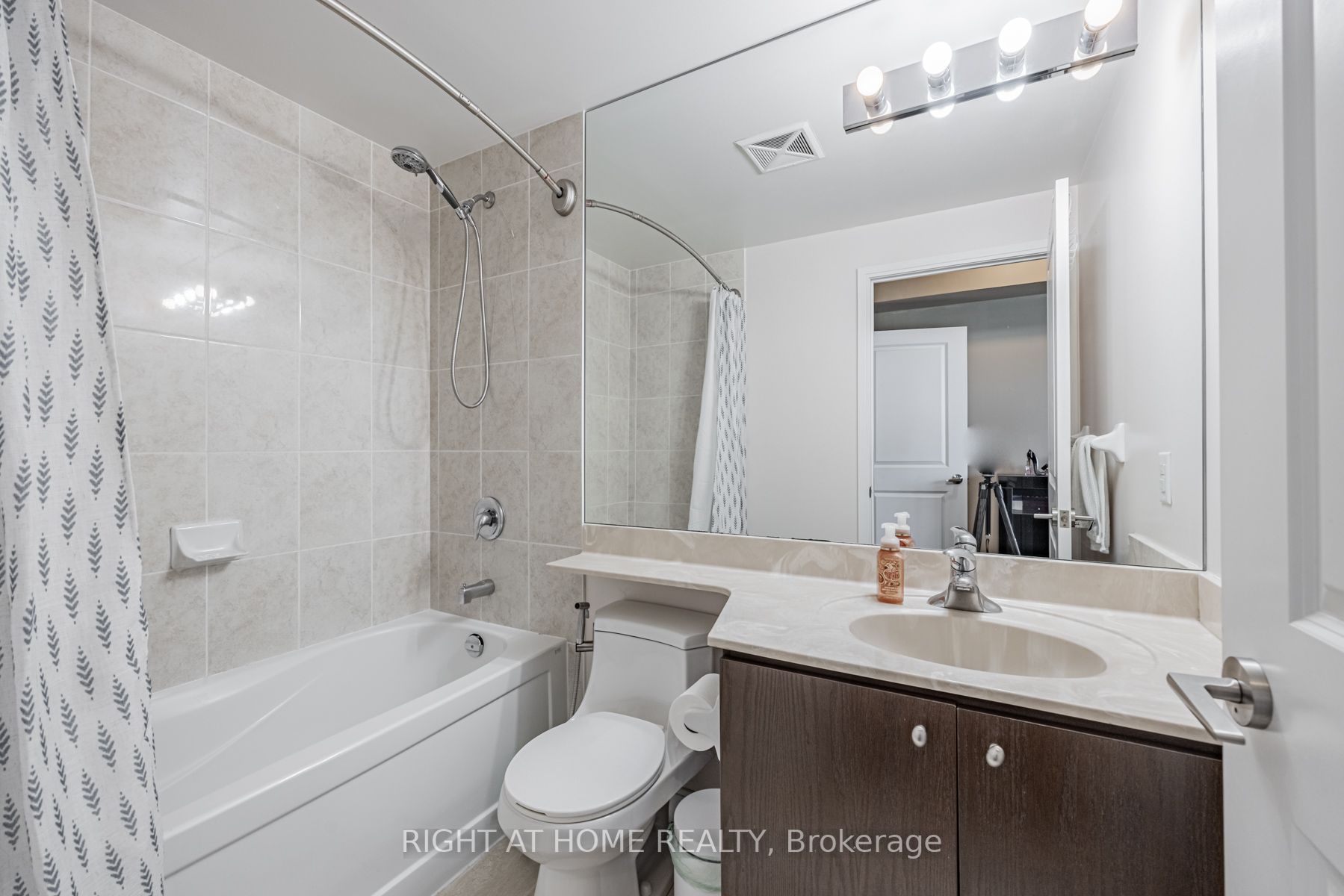 60 Absolute Ave 5208