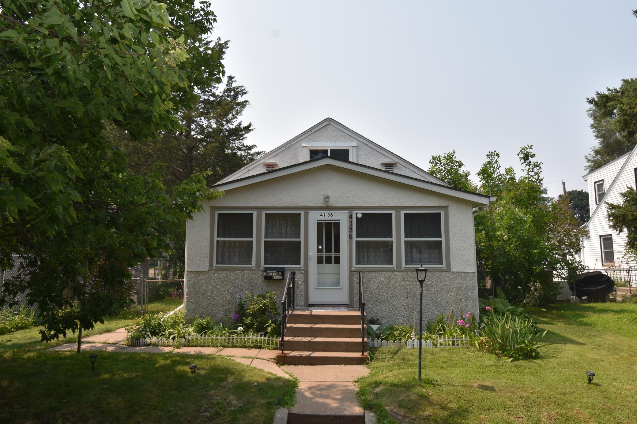 Charming stucco and stone bungalow with front and back 3-season porches. Oversized 2-car garage. Beautiful natural woodwork and hardwood floors throughout. Finished lower level with legal bedroom and bathroom with a shower. Fenced yard with sunny garden space. Move-in ready and a great value in a great location! Schedule your showing online today!
Buyers and agents to verify all measurements.
