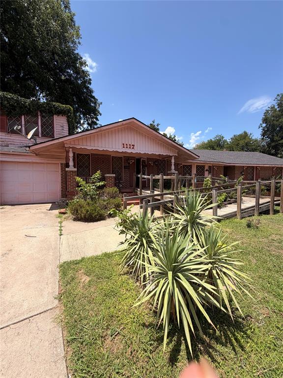 Come make this an amazing duplex. So many possibilities !!!