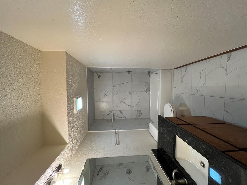Move in special! 1 month off with a 13 month lease.This is a spacious 2 bedroom, 1 bath, downstairs unit, approximately 975 square feet and is located in a four plex setting. It is equipped with refrigerator, stove, dishwasher, garbage disposal and fireplace. Features include dining room area off of the kitchen, separate utility room, spacious closets in both bedrooms, ceiling fans and ceramic tile.Tenant pays water and electric.Listing broker is an owner of this property with real estate with license #071687***Accepts Norman Housing***