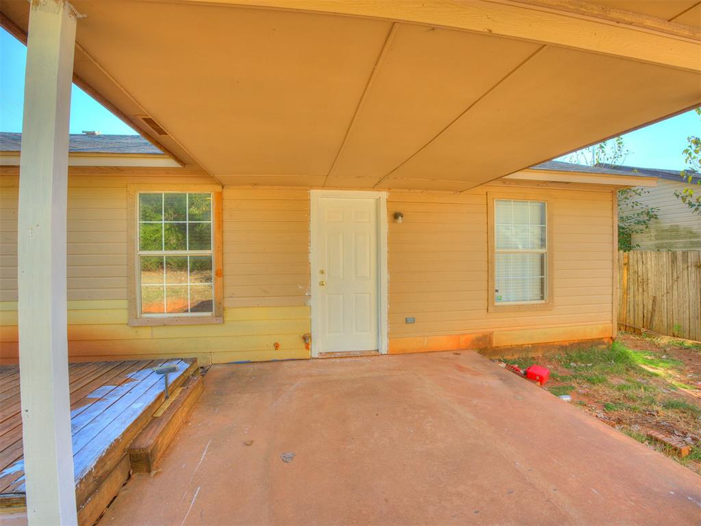 3 bed 1 bath home. Lease Terms: Monthly Rent: $1050, Security Deposit: $1050, Lease Duration: 18 months Applicants must make 3 times the monthly rent. Pets allowed at the discretion of landlord approval. 

The application is&#160;considered a full application&#160;when we have received all the documents/info below;
&#160;
1. IDs&#160;
2. Fill out application and pay $40 app fee&#160;
3. Last 2 paystubs from work (offer letter will work)
4. 2 months worth of bank statements that show income deposits
5. Credit/background check
&#160;
Please note our application process takes about 3 business days