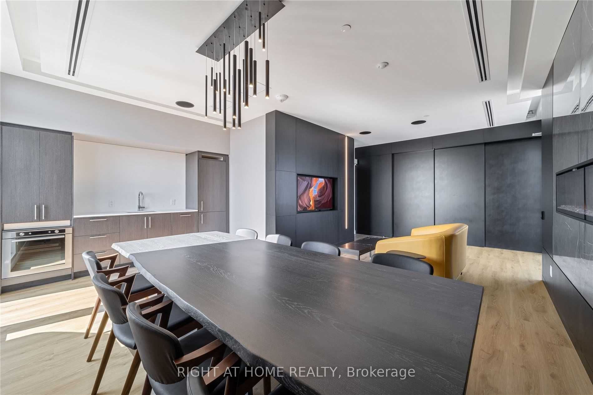 681 Yonge St 621