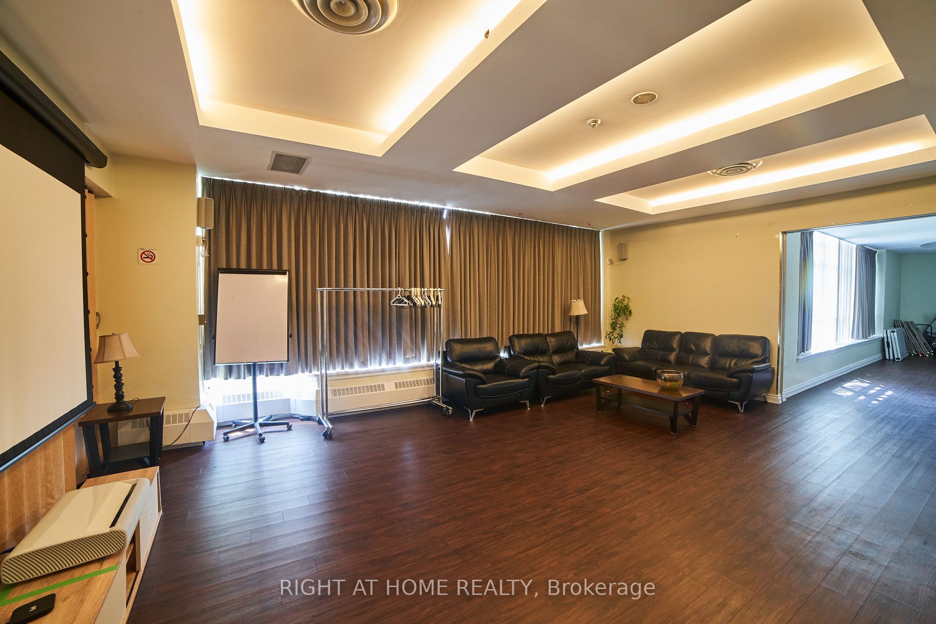 1700 E Eglinton Ave 609