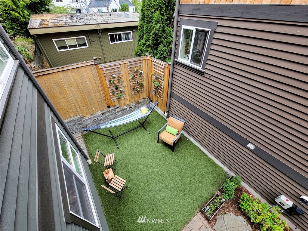 1209 Aurora Avenue N