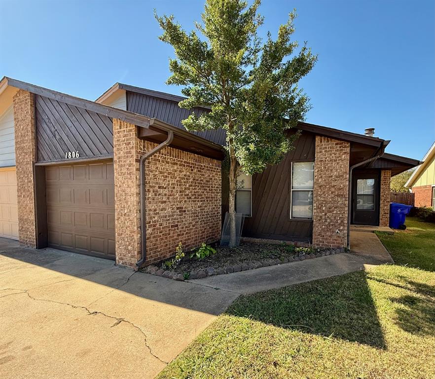 What a find! Neat as a pin and move-in ready! Great neighborhood close to OU and hwy 9 for easy access in and out. Tons of storage and a nize sized backyard!