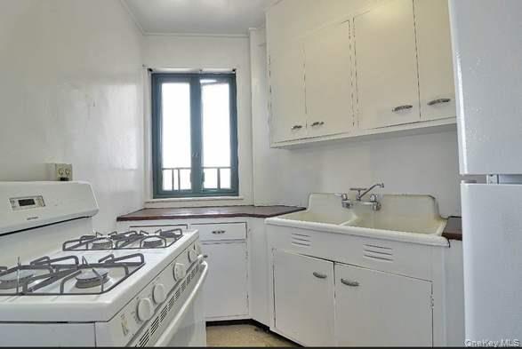 Calling all investors for this Spacious 1-bedroom apartment in a well-maintained elevator building in the heart of Parkchester . This unit offers a generous layout with a large living room, separate dining area, and ample closet space throughout. Great natural light and solid bones make this a perfect value-add opportunity. Ideal for investors or end-users looking to customize and add value. Low maintenance, strong rental potential, and high demand location near transportation, shopping, schools, and major highways. Building features include laundry, live-in super, and secure entry. Don’t miss this opportunity to own in a rapidly growing Bronx neighborhood with excellent upside potential.