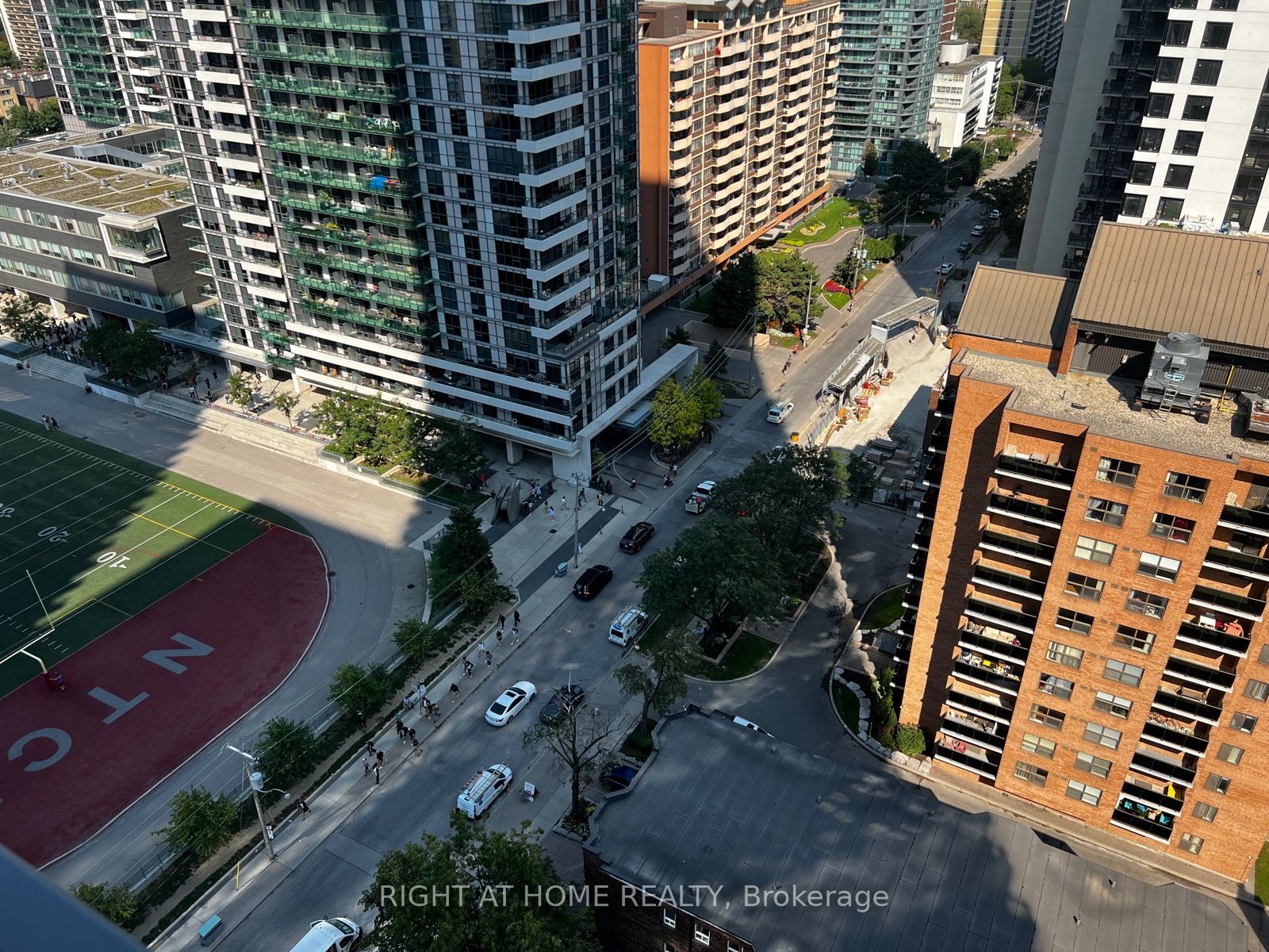 39 Roehampton Ave 1610