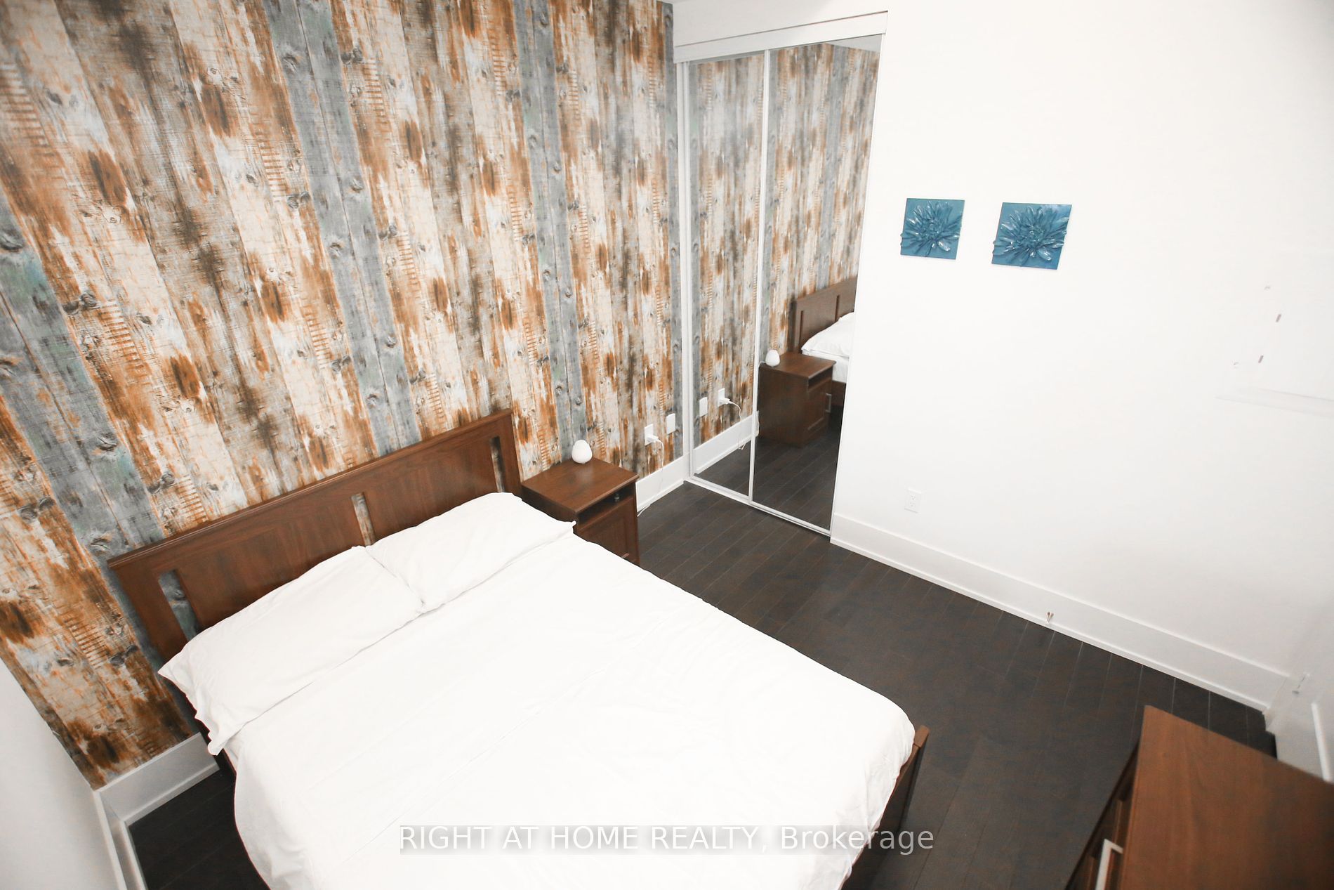 330 W Richmond St 210