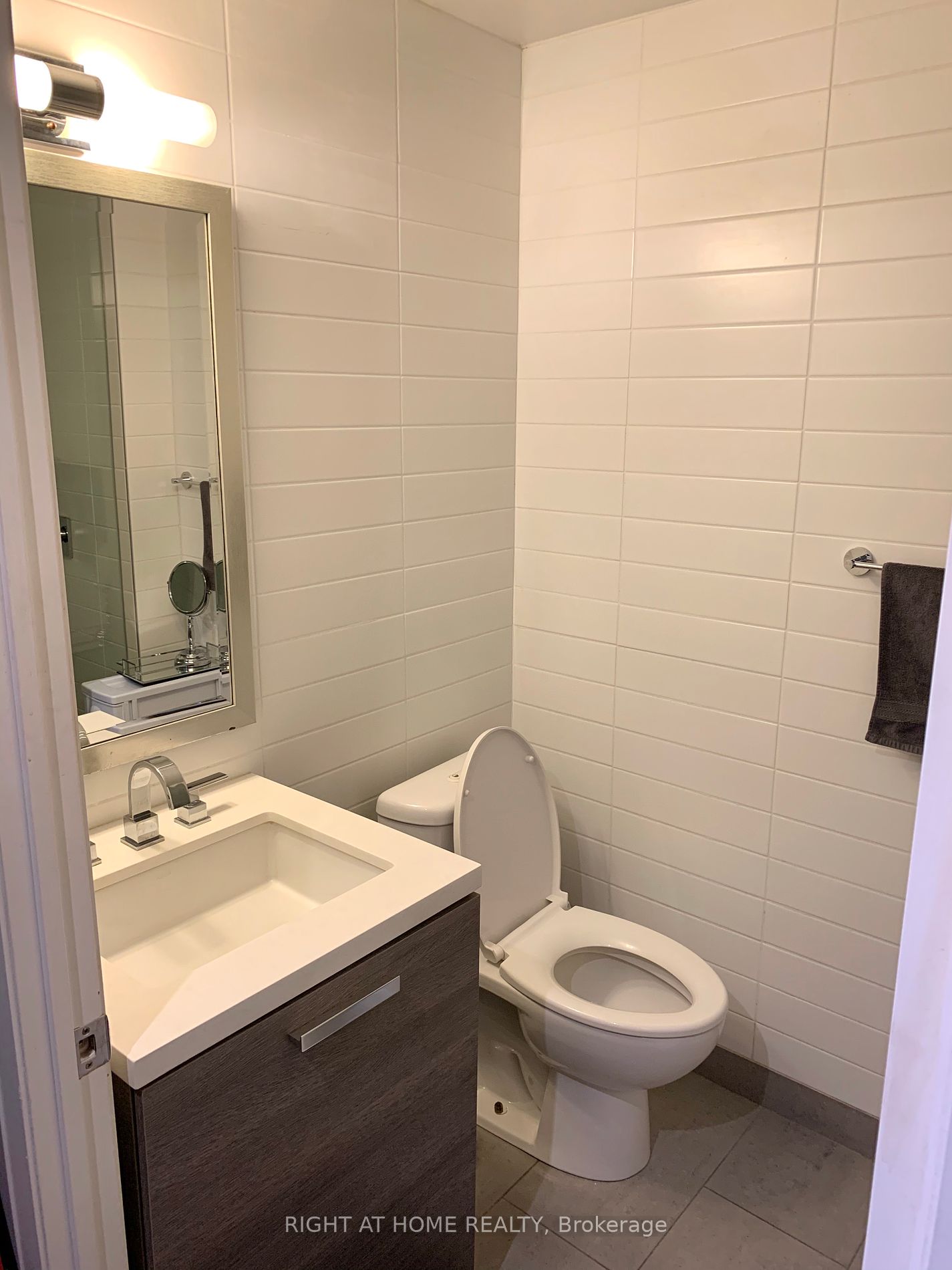 224 W King St 1505