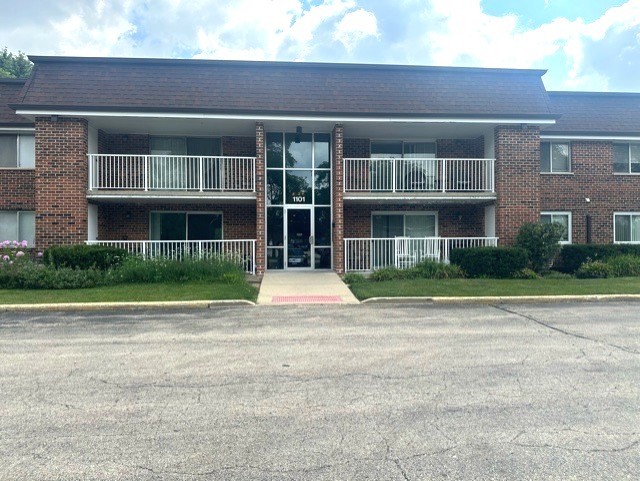 Gorgeous and updated, 1 Bedroom 1 Bathroom Condo located in Schaumburg is the perfect move in ready home. 1st floor unit!  Remodeled in 2023 throughout. Waterproof LVP flooring in living room, dining area, and bedroom.  Kitchen also features waterproof LVP flooring, Granite counter tops and newer Stainless appliances.  Bathroom fitted with a brand-new vanity. Also featured in this property is your own private and spacious fenced in patio with an area to garden.  Schaumburg Metra station and expressway access just 2 miles away.  Anyone looking to be close to shops, markets, restaurants and commuter access, look no more! QUICK CLOSE POSSIBLE!
