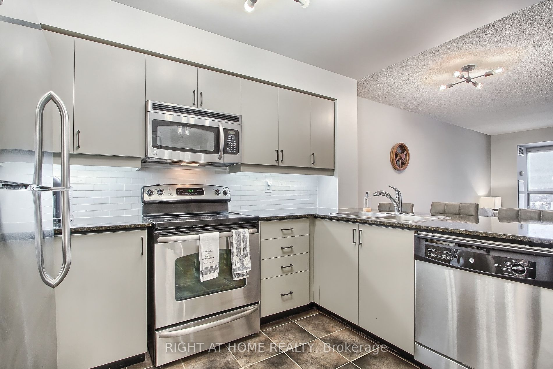 185 Oneida Cres 709