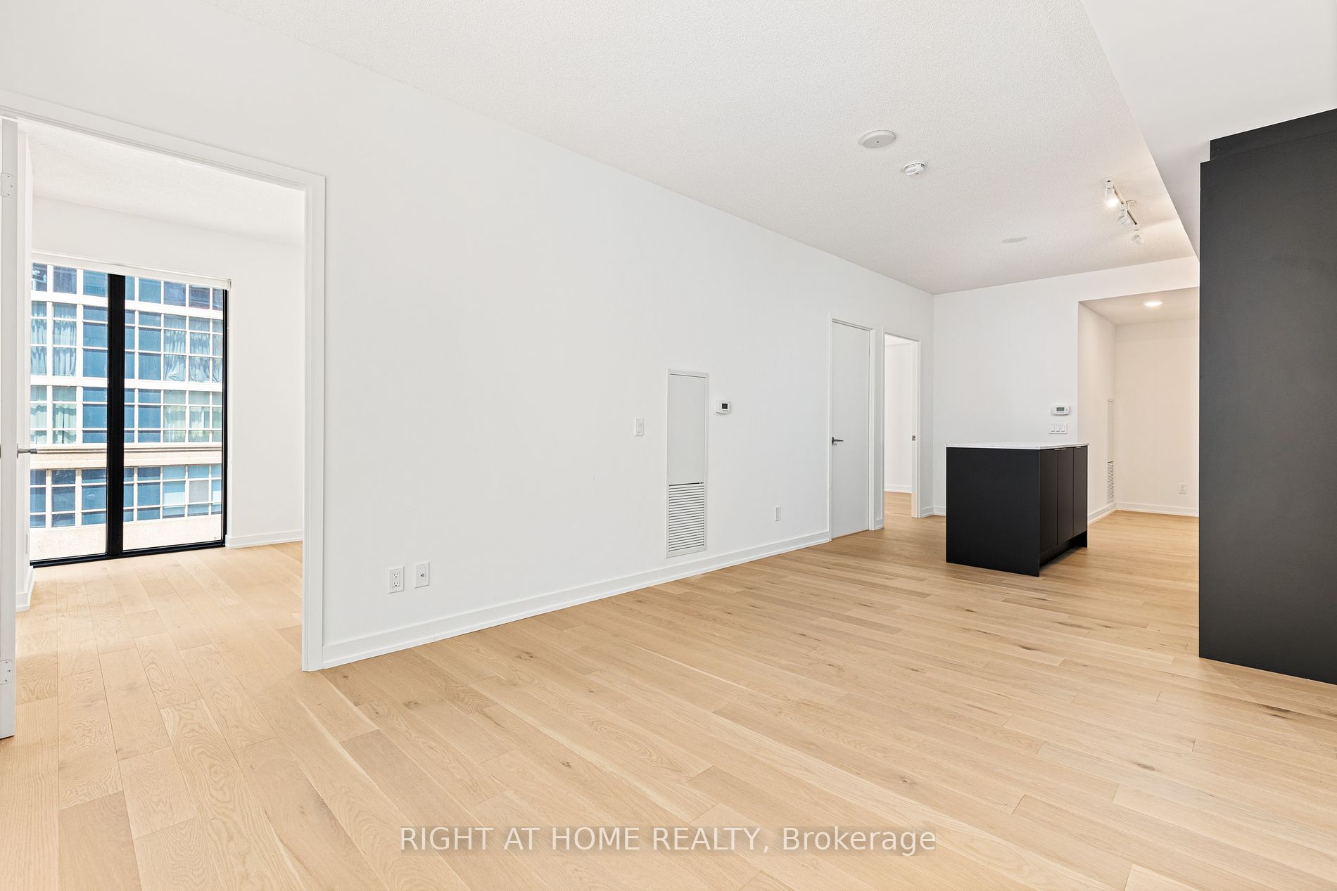 25 E Richmond St 315