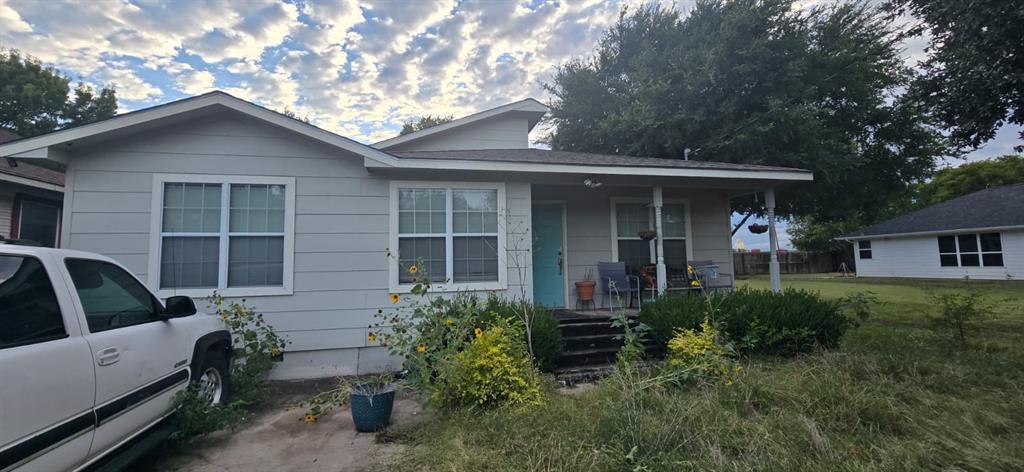 ONLY $152 per SFT!!!!
 This beautiful house OVERSIZED  rare to find in the area,  remodeled, 5 bedrooms , to use them as a guest rooms, office  , personal gym, pet bedroom , or anything you want to use them for.
Very easy and close access to loop 12 and I30 hwy, 

Front sliding 6ft iron gate for more privacy and a nice shed in back yard.