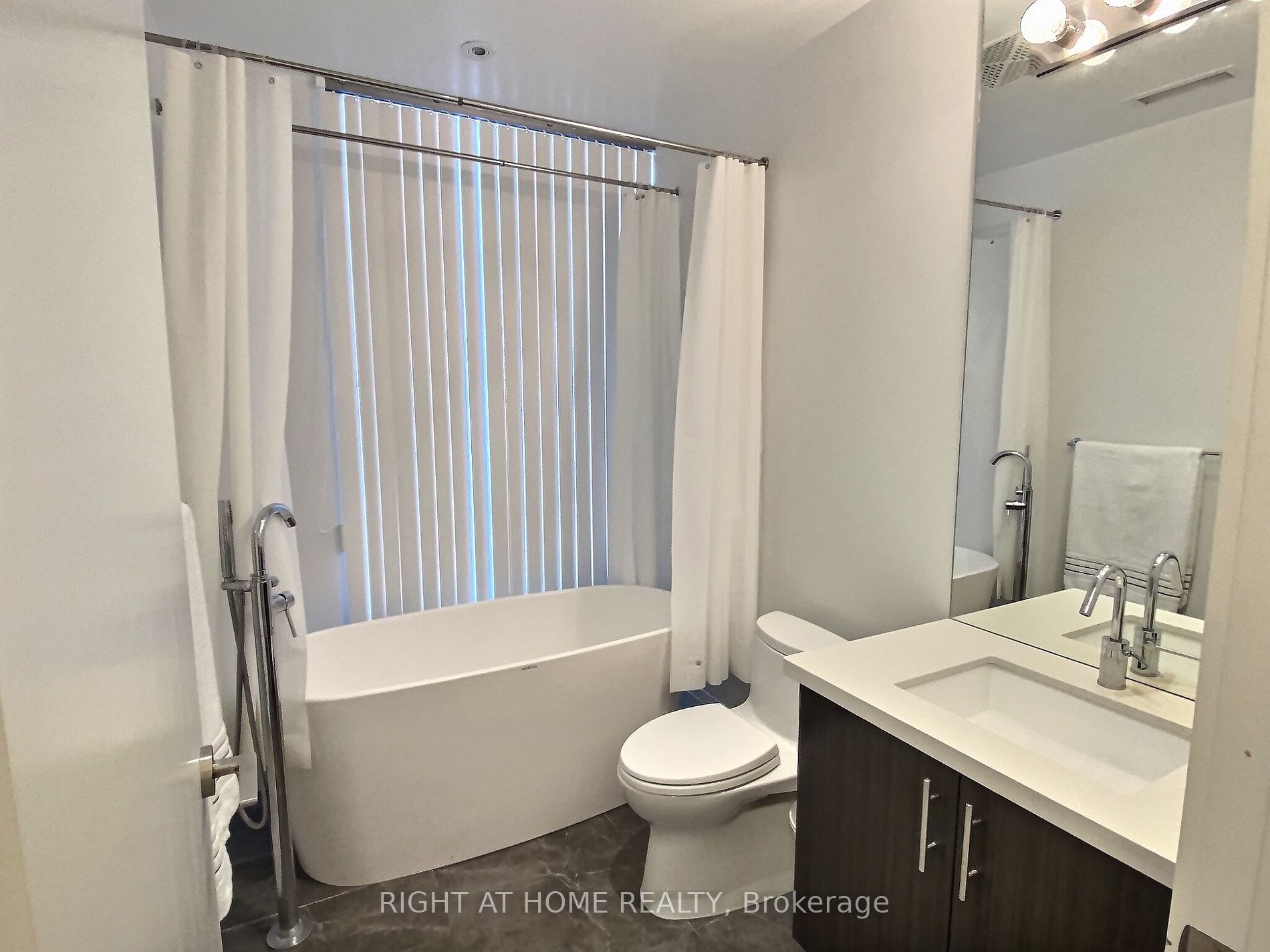 39 E Queens Quay 641