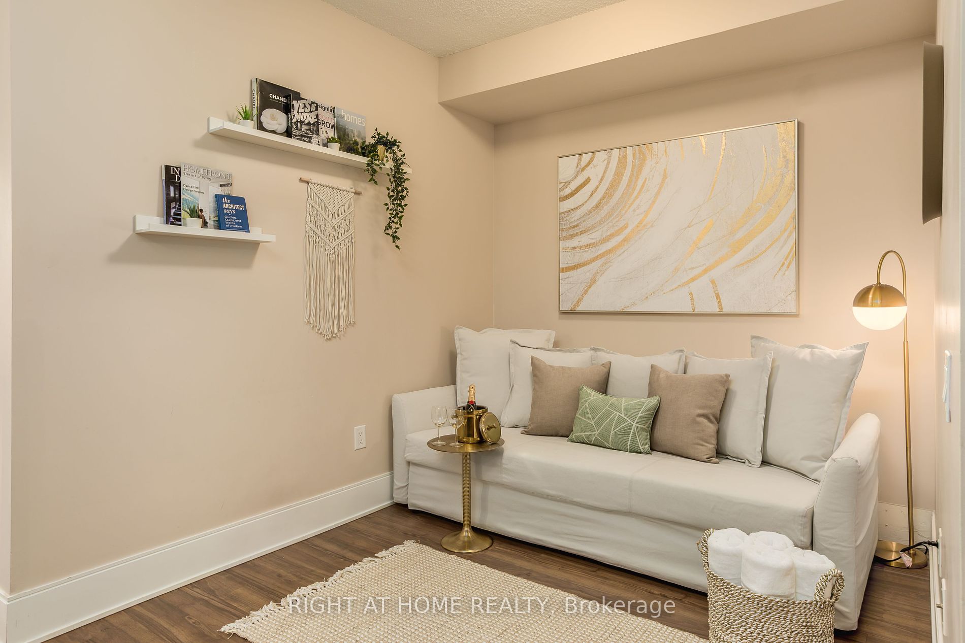 560 W Front St 417