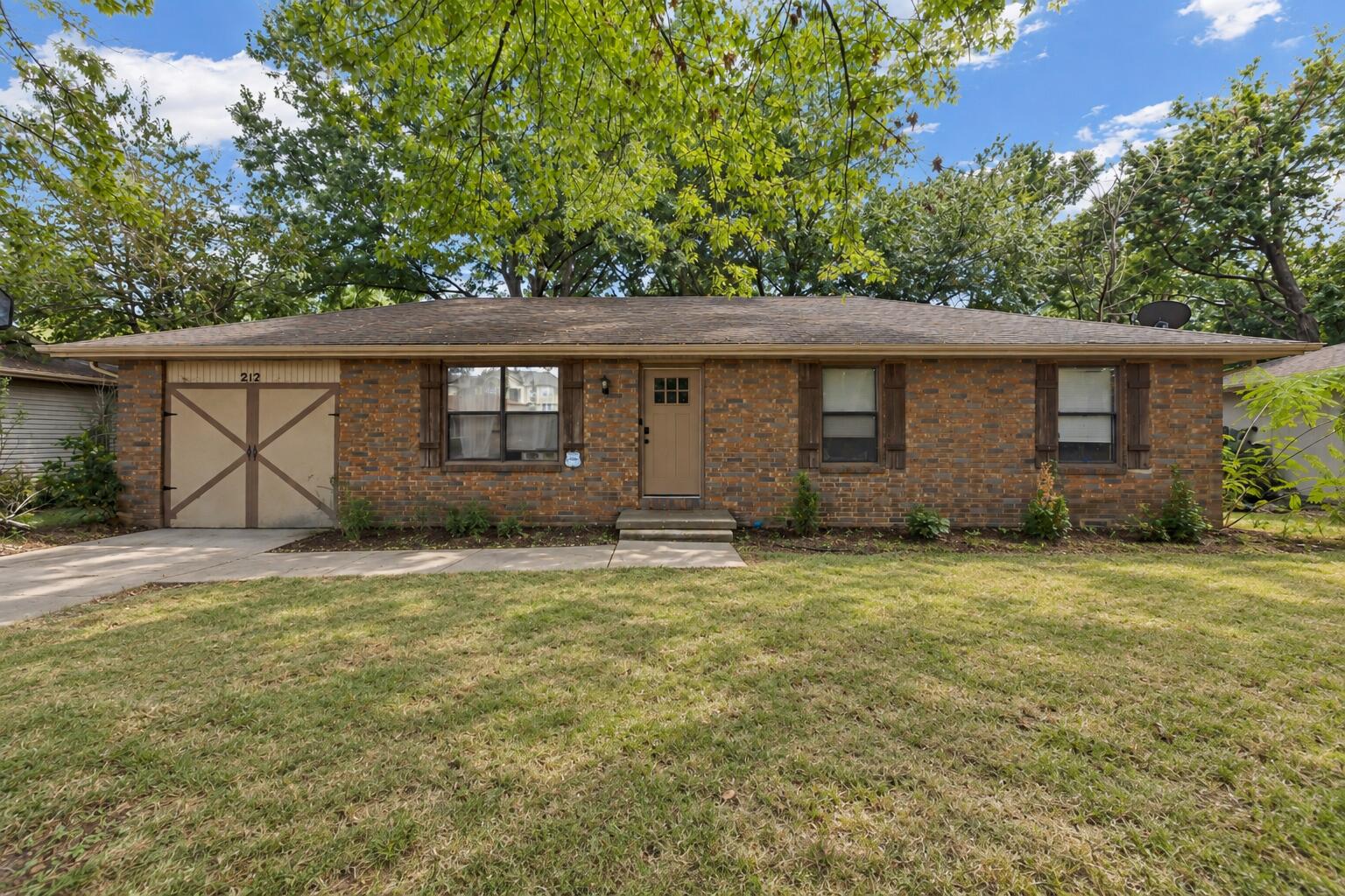 212 E Deanna Lane