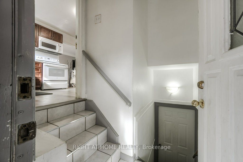 42 Collegiate Ave