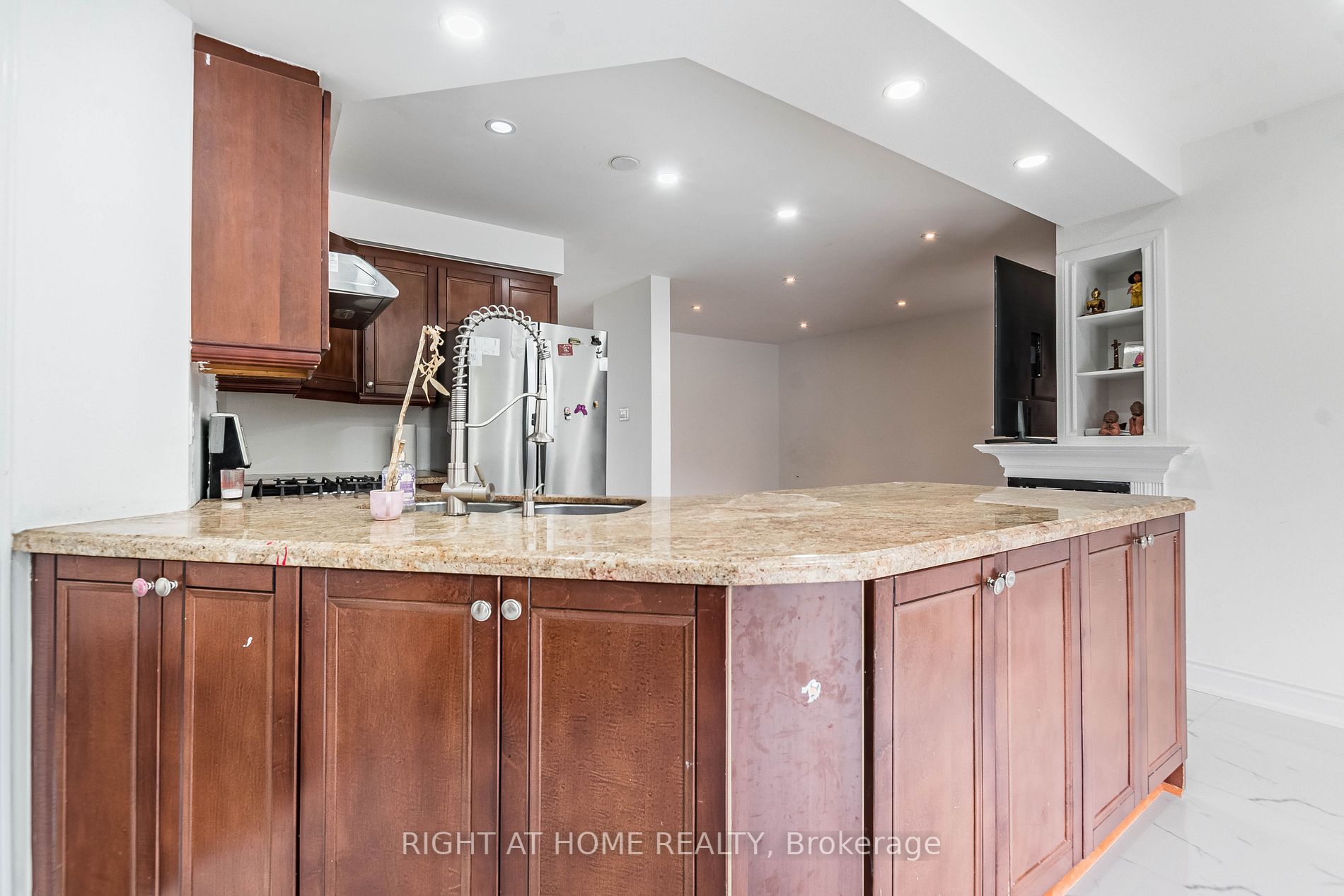 5579 Whitehorn Ave Upper