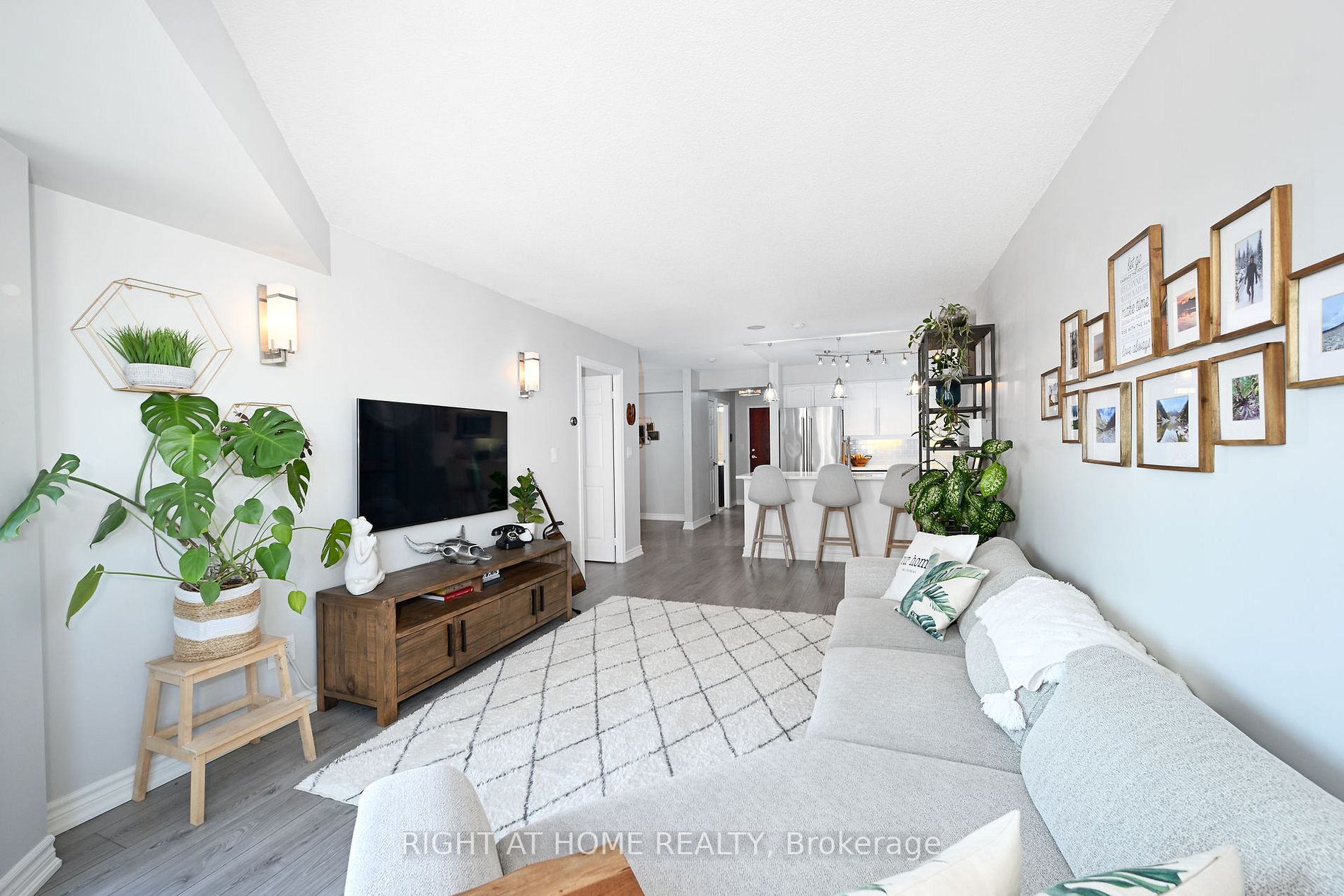 190 Manitoba St 805