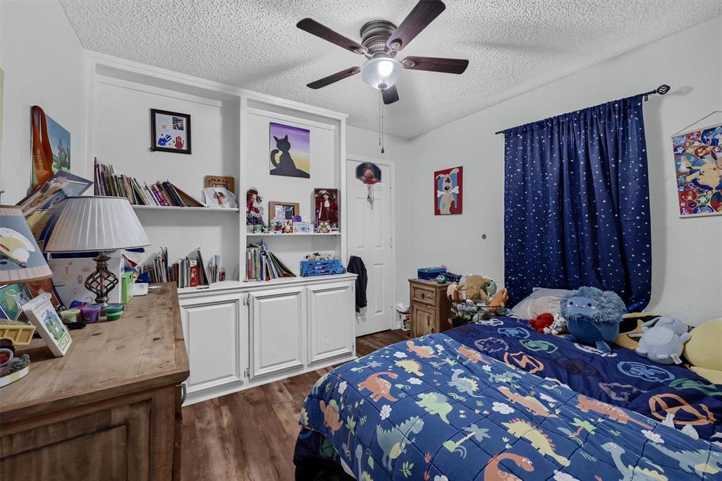 1933 Lakeview Circle