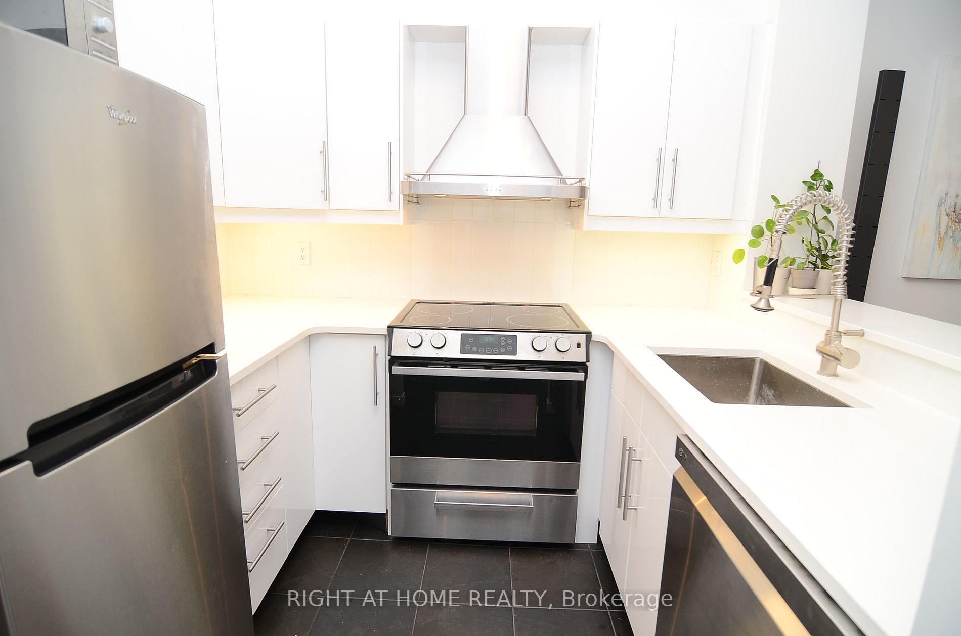7 E King St 716