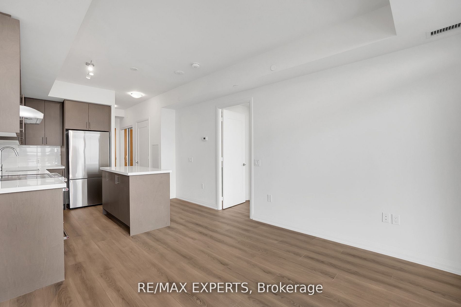 8960 Jane St 806