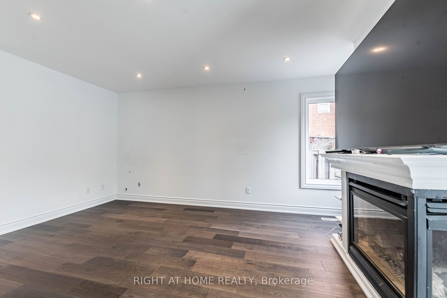 5579 Whitehorn Ave Upper